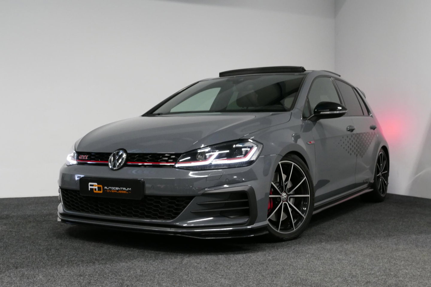 Volkswagen Golf 2.0 TSI GTI TCR / Akrapovic uitlaat / Panoramadak / Stoelverwarming / Apple Carplay - Android Auto / Ambienteverlichting / DCC / Climatronic / Adaptive Cruise Control / 18'' LMV / Digitaal instrumentenpaneel