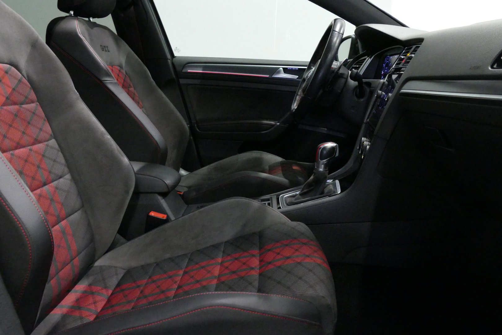 Volkswagen Golf 2.0 TSI GTI TCR / Akrapovic uitlaat / Panoramadak / Stoelverwarming / Apple Carplay - Android Auto / Ambienteverlichting / DCC / Climatronic / Adaptive Cruise Control / 18'' LMV / Digitaal instrumentenpaneel