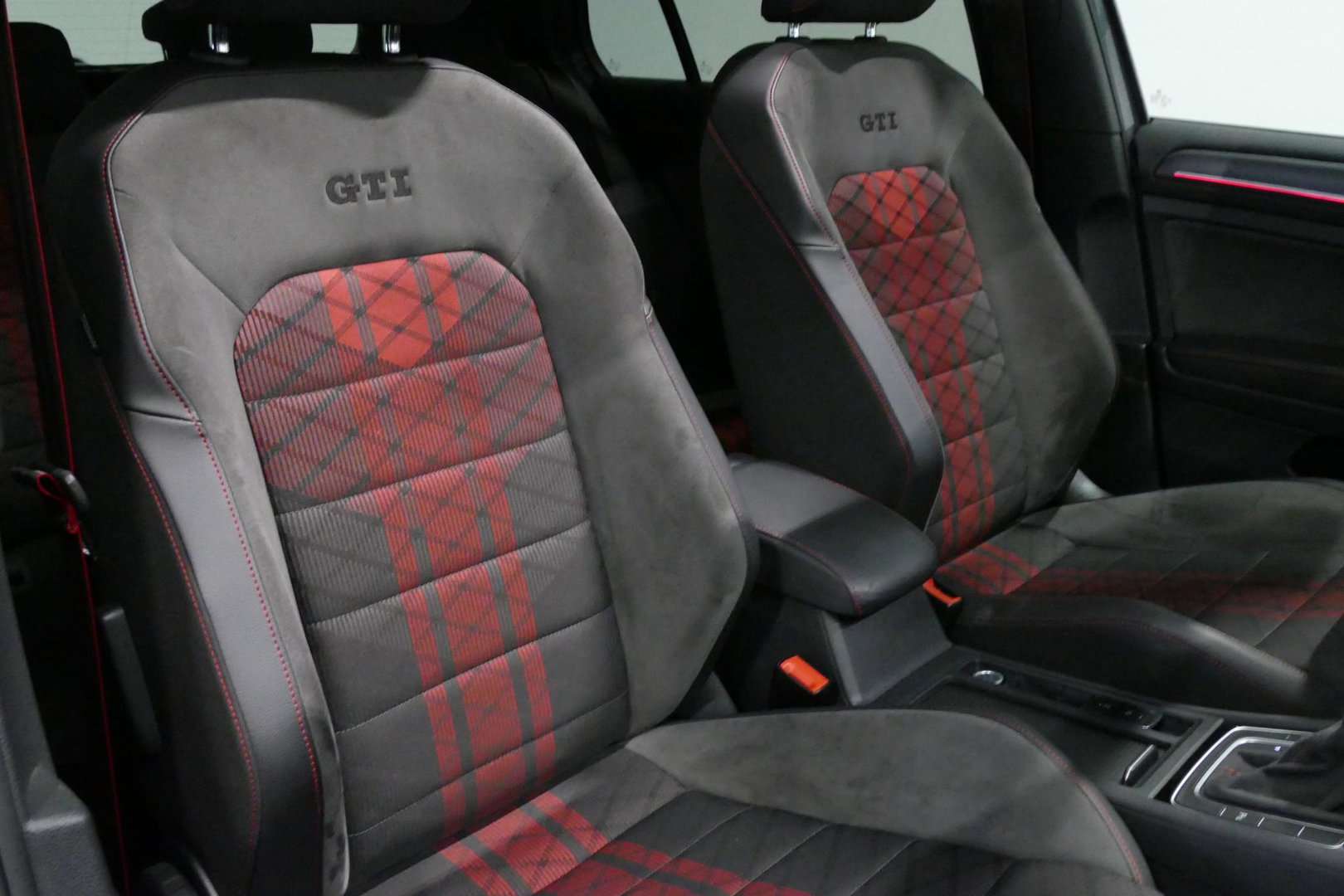 Volkswagen Golf 2.0 TSI GTI TCR / Akrapovic uitlaat / Panoramadak / Stoelverwarming / Apple Carplay - Android Auto / Ambienteverlichting / DCC / Climatronic / Adaptive Cruise Control / 18'' LMV / Digitaal instrumentenpaneel