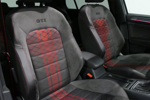 Volkswagen Golf 2.0 TSI GTI TCR / Akrapovic uitlaat / Panoramadak / Stoelverwarming / Apple Carplay - Android Auto / Ambienteverlichting / DCC / Climatronic / Adaptive Cruise Control / 18'' LMV / Digitaal instrumentenpaneel