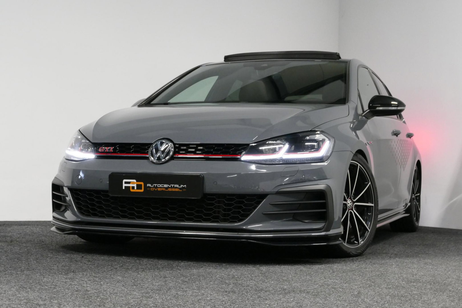 Volkswagen Golf 2.0 TSI GTI TCR / Akrapovic uitlaat / Panoramadak / Stoelverwarming / Apple Carplay - Android Auto / Ambienteverlichting / DCC / Climatronic / Adaptive Cruise Control / 18'' LMV / Digitaal instrumentenpaneel