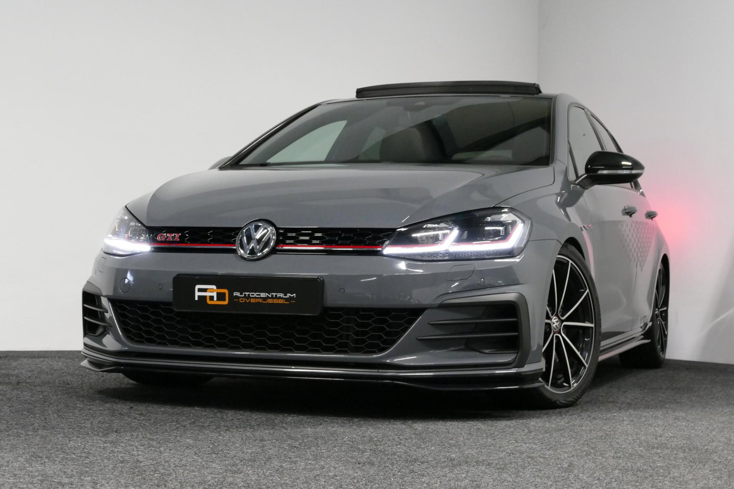 Volkswagen Golf 2.0 TSI GTI TCR / Akrapovic uitlaat / Panoramadak / Stoelverwarming / Apple Carplay - Android Auto / Ambienteverlichting / DCC / Climatronic / Adaptive Cruise Control / 18'' LMV / Digitaal instrumentenpaneel