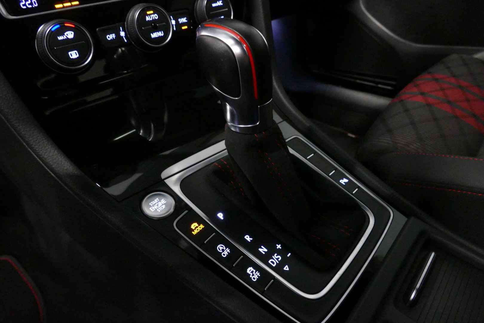 Volkswagen Golf 2.0 TSI GTI TCR / Akrapovic uitlaat / Panoramadak / Stoelverwarming / Apple Carplay - Android Auto / Ambienteverlichting / DCC / Climatronic / Adaptive Cruise Control / 18'' LMV / Digitaal instrumentenpaneel