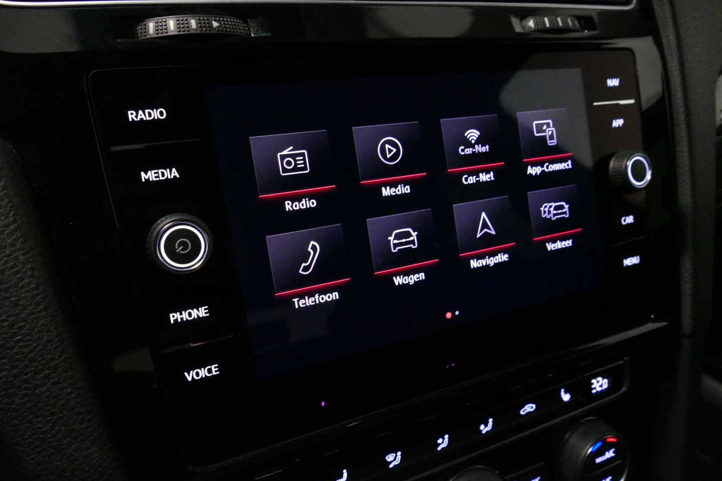 Volkswagen Golf 2.0 TSI GTI TCR / Akrapovic uitlaat / Panoramadak / Stoelverwarming / Apple Carplay - Android Auto / Ambienteverlichting / DCC / Climatronic / Adaptive Cruise Control / 18'' LMV / Digitaal instrumentenpaneel