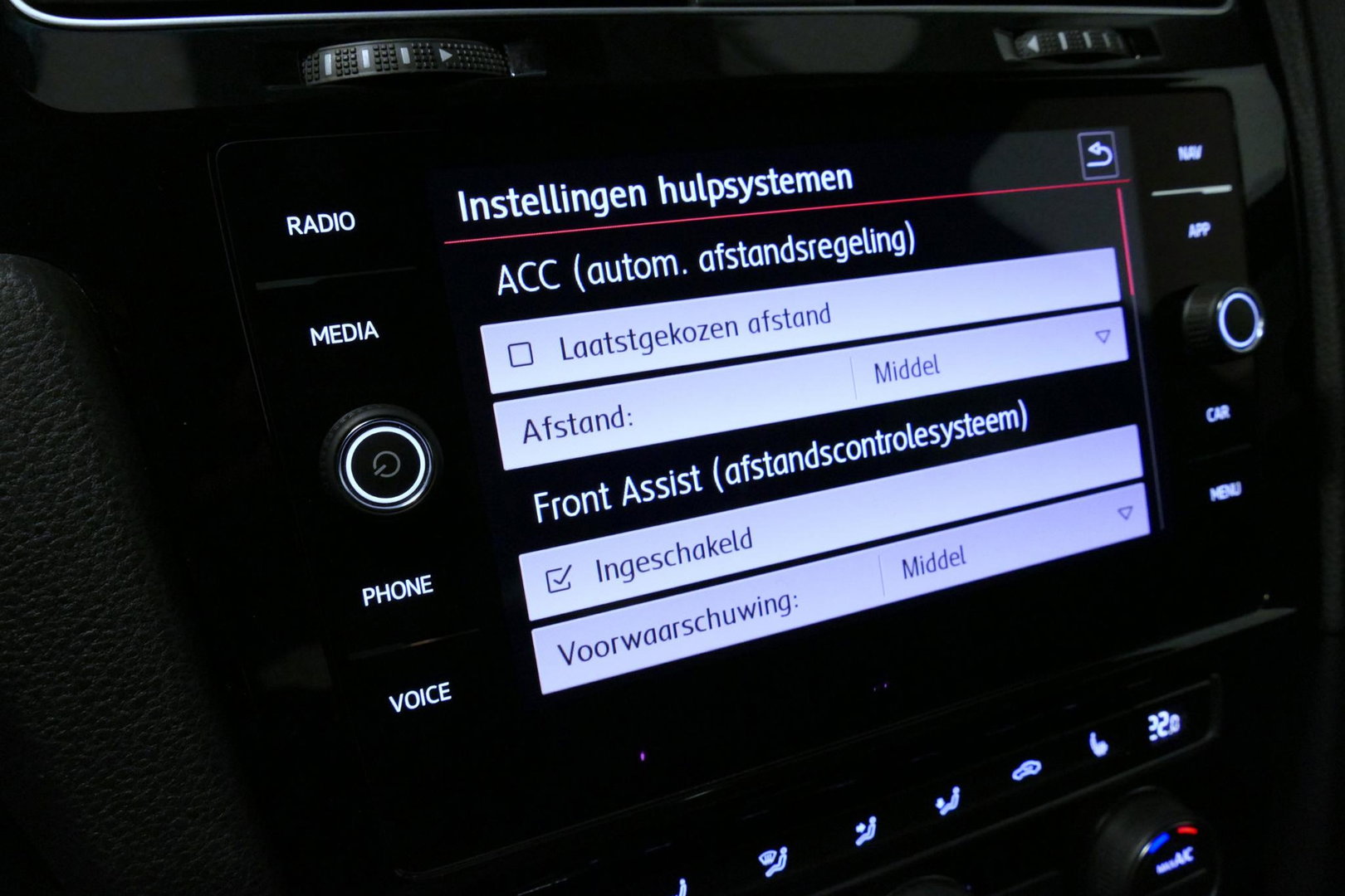 Volkswagen Golf 2.0 TSI GTI TCR / Akrapovic uitlaat / Panoramadak / Stoelverwarming / Apple Carplay - Android Auto / Ambienteverlichting / DCC / Climatronic / Adaptive Cruise Control / 18'' LMV / Digitaal instrumentenpaneel