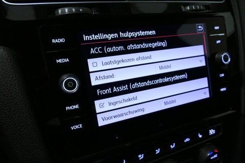 Volkswagen Golf 2.0 TSI GTI TCR / Akrapovic uitlaat / Panoramadak / Stoelverwarming / Apple Carplay - Android Auto / Ambienteverlichting / DCC / Climatronic / Adaptive Cruise Control / 18'' LMV / Digitaal instrumentenpaneel