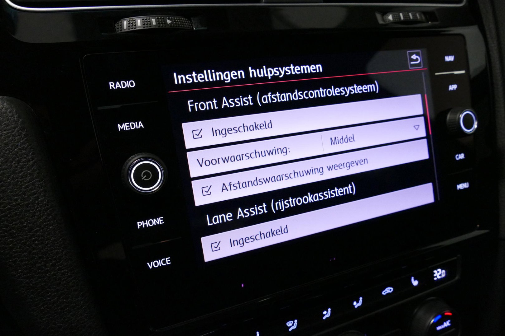 Volkswagen Golf 2.0 TSI GTI TCR / Akrapovic uitlaat / Panoramadak / Stoelverwarming / Apple Carplay - Android Auto / Ambienteverlichting / DCC / Climatronic / Adaptive Cruise Control / 18'' LMV / Digitaal instrumentenpaneel