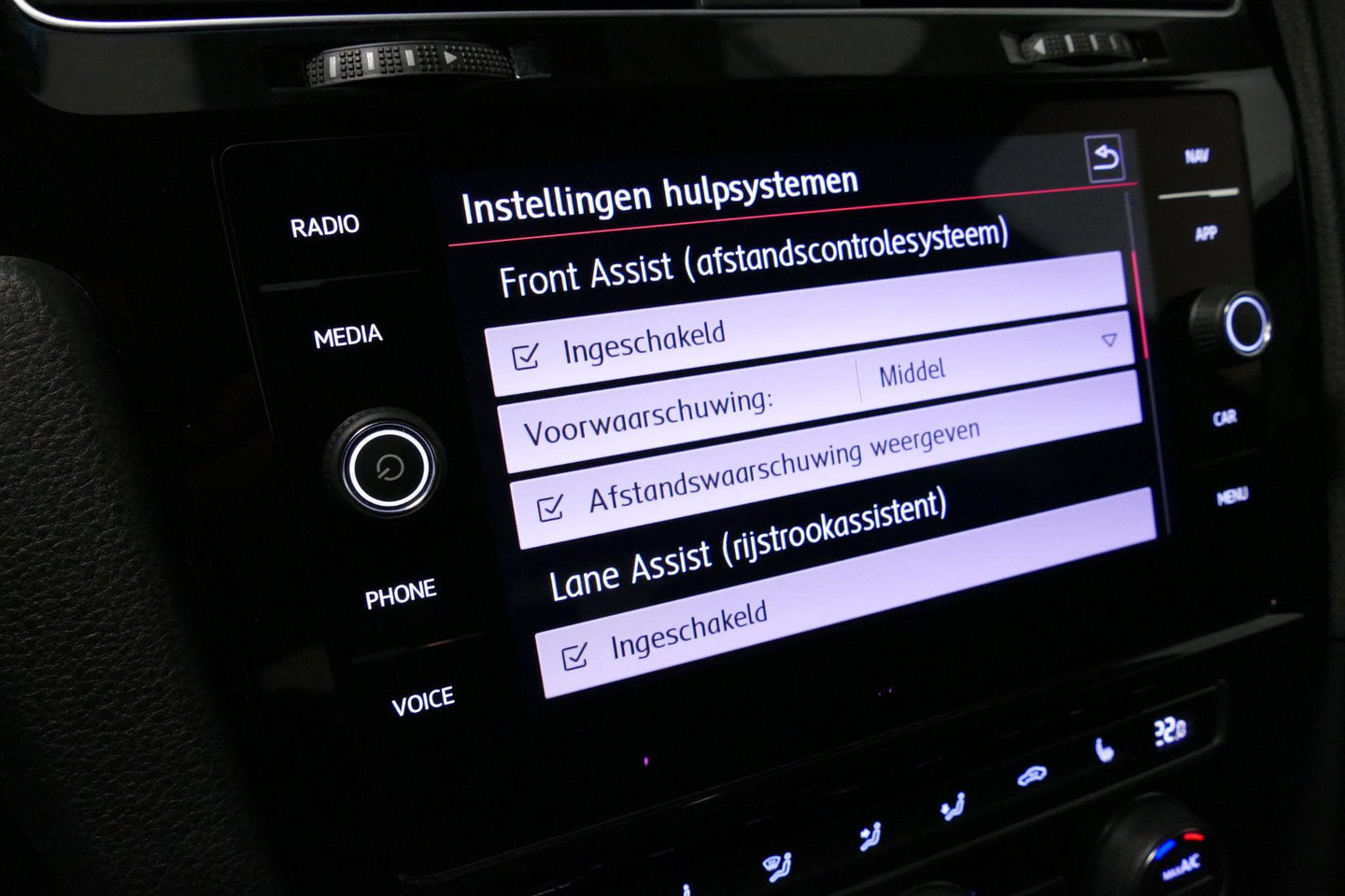 Volkswagen Golf 2.0 TSI GTI TCR / Akrapovic uitlaat / Panoramadak / Stoelverwarming / Apple Carplay - Android Auto / Ambienteverlichting / DCC / Climatronic / Adaptive Cruise Control / 18'' LMV / Digitaal instrumentenpaneel