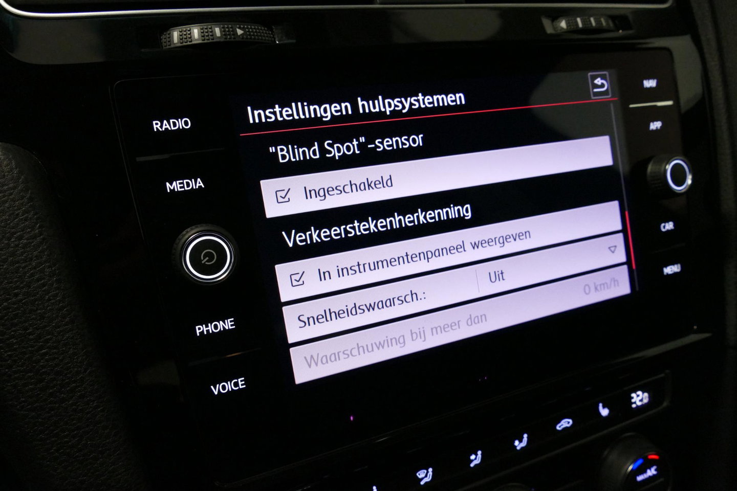 Volkswagen Golf 2.0 TSI GTI TCR / Akrapovic uitlaat / Panoramadak / Stoelverwarming / Apple Carplay - Android Auto / Ambienteverlichting / DCC / Climatronic / Adaptive Cruise Control / 18'' LMV / Digitaal instrumentenpaneel