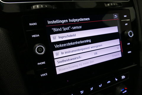 Volkswagen Golf 2.0 TSI GTI TCR / Akrapovic uitlaat / Panoramadak / Stoelverwarming / Apple Carplay - Android Auto / Ambienteverlichting / DCC / Climatronic / Adaptive Cruise Control / 18'' LMV / Digitaal instrumentenpaneel