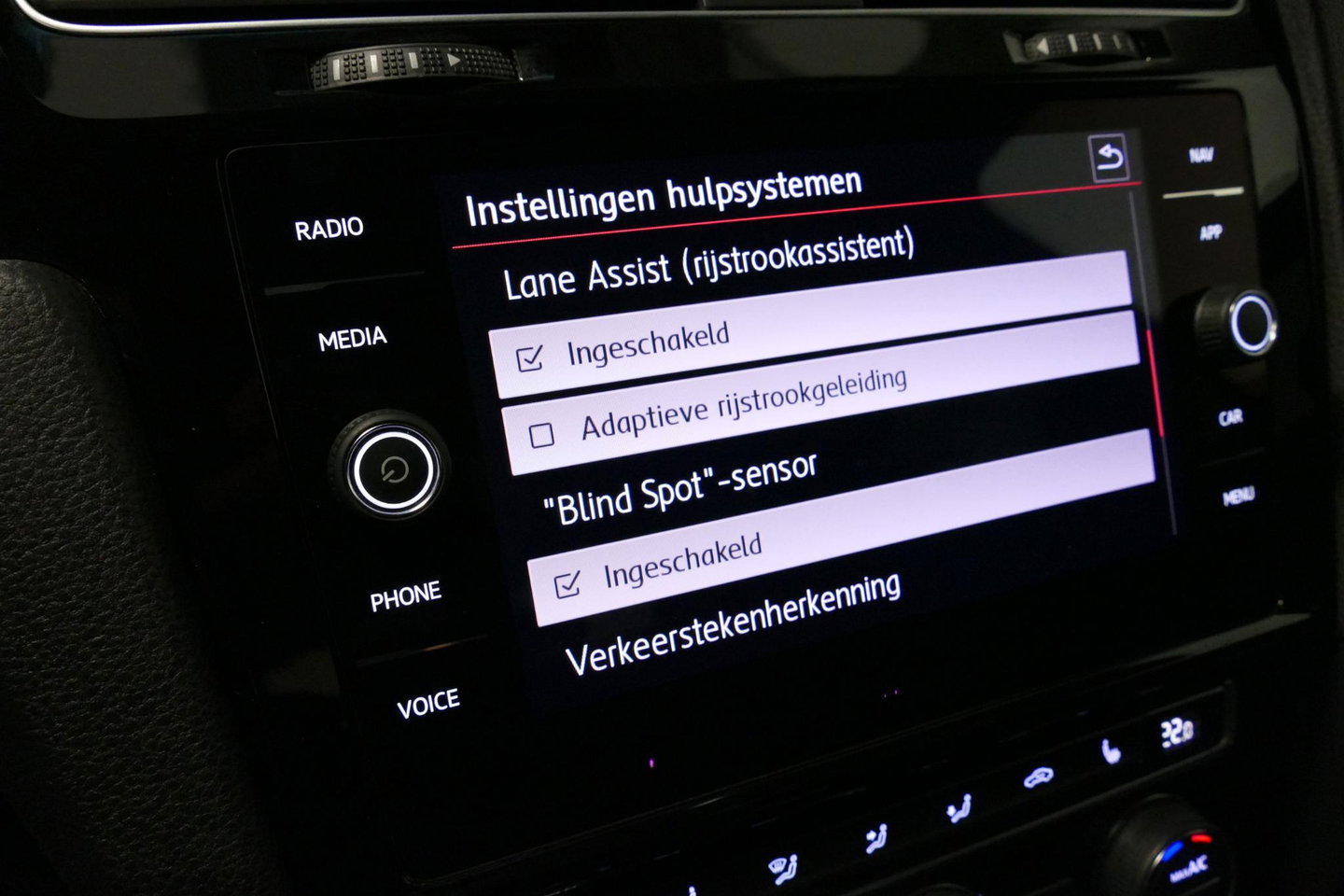 Volkswagen Golf 2.0 TSI GTI TCR / Akrapovic uitlaat / Panoramadak / Stoelverwarming / Apple Carplay - Android Auto / Ambienteverlichting / DCC / Climatronic / Adaptive Cruise Control / 18'' LMV / Digitaal instrumentenpaneel