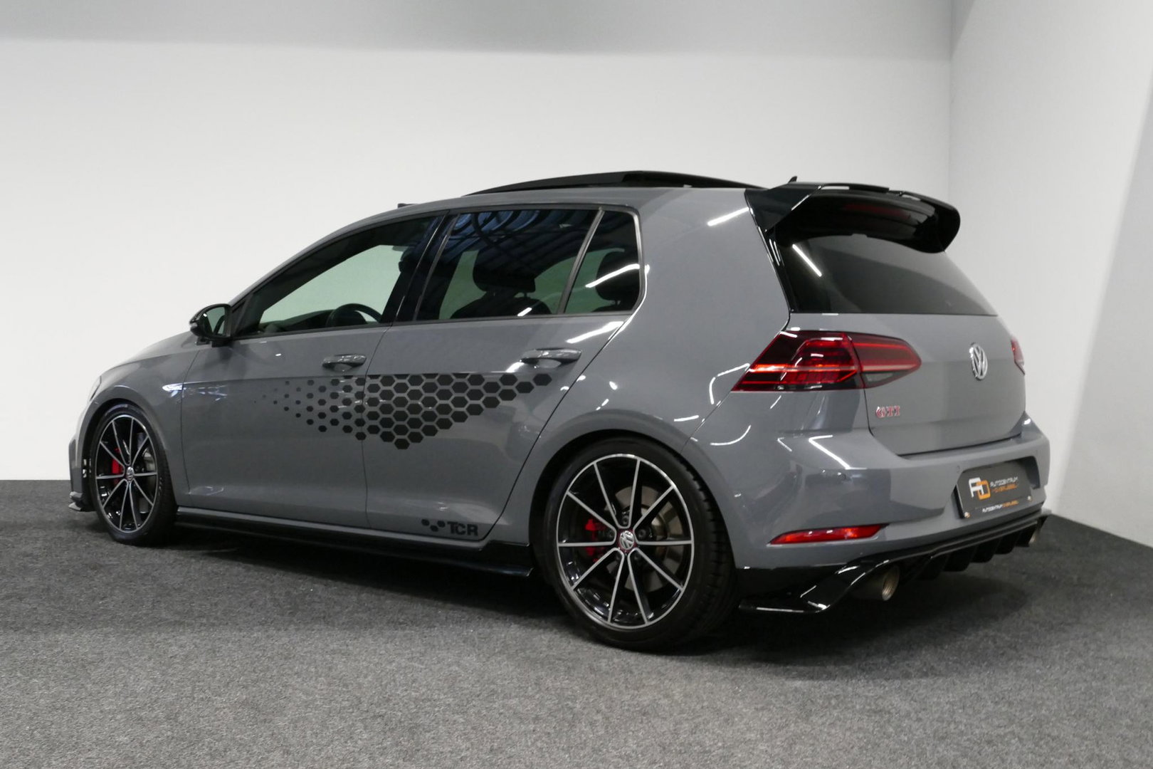 Volkswagen Golf 2.0 TSI GTI TCR / Akrapovic uitlaat / Panoramadak / Stoelverwarming / Apple Carplay - Android Auto / Ambienteverlichting / DCC / Climatronic / Adaptive Cruise Control / 18'' LMV / Digitaal instrumentenpaneel