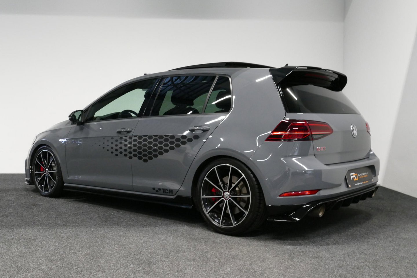 Volkswagen Golf 2.0 TSI GTI TCR / Akrapovic uitlaat / Panoramadak / Stoelverwarming / Apple Carplay - Android Auto / Ambienteverlichting / DCC / Climatronic / Adaptive Cruise Control / 18'' LMV / Digitaal instrumentenpaneel
