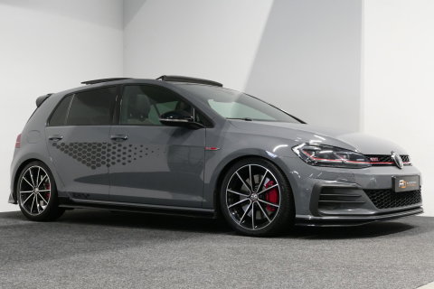 Volkswagen Golf 2.0 TSI GTI TCR / Akrapovic uitlaat / Panoramadak / Stoelverwarming / Apple Carplay - Android Auto / Ambienteverlichting / DCC / Climatronic / Adaptive Cruise Control / 18'' LMV / Digitaal instrumentenpaneel