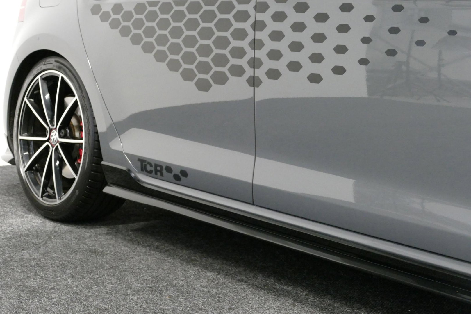 Volkswagen Golf 2.0 TSI GTI TCR / Akrapovic uitlaat / Panoramadak / Stoelverwarming / Apple Carplay - Android Auto / Ambienteverlichting / DCC / Climatronic / Adaptive Cruise Control / 18'' LMV / Digitaal instrumentenpaneel