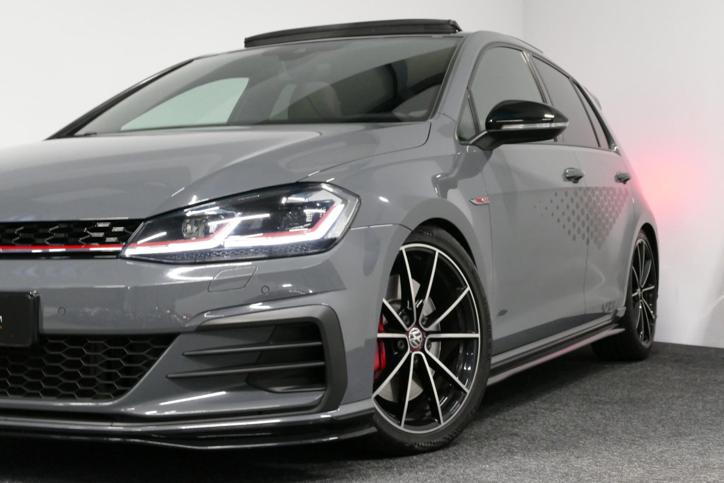 Volkswagen Golf 2.0 TSI GTI TCR / Akrapovic uitlaat / Panoramadak / Stoelverwarming / Apple Carplay - Android Auto / Ambienteverlichting / DCC / Climatronic / Adaptive Cruise Control / 18'' LMV / Digitaal instrumentenpaneel