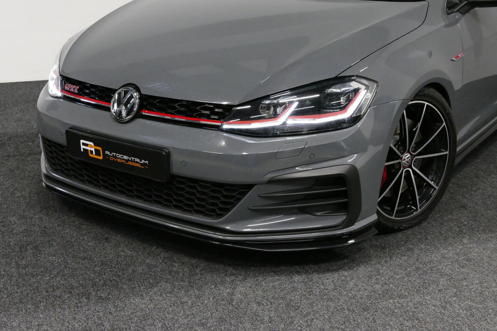 Volkswagen Golf 2.0 TSI GTI TCR / Akrapovic uitlaat / Panoramadak / Stoelverwarming / Apple Carplay - Android Auto / Ambienteverlichting / DCC / Climatronic / Adaptive Cruise Control / 18'' LMV / Digitaal instrumentenpaneel