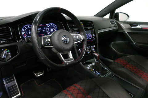 Volkswagen Golf 2.0 TSI GTI TCR / Akrapovic uitlaat / Panoramadak / Stoelverwarming / Apple Carplay - Android Auto / Ambienteverlichting / DCC / Climatronic / Adaptive Cruise Control / 18'' LMV / Digitaal instrumentenpaneel