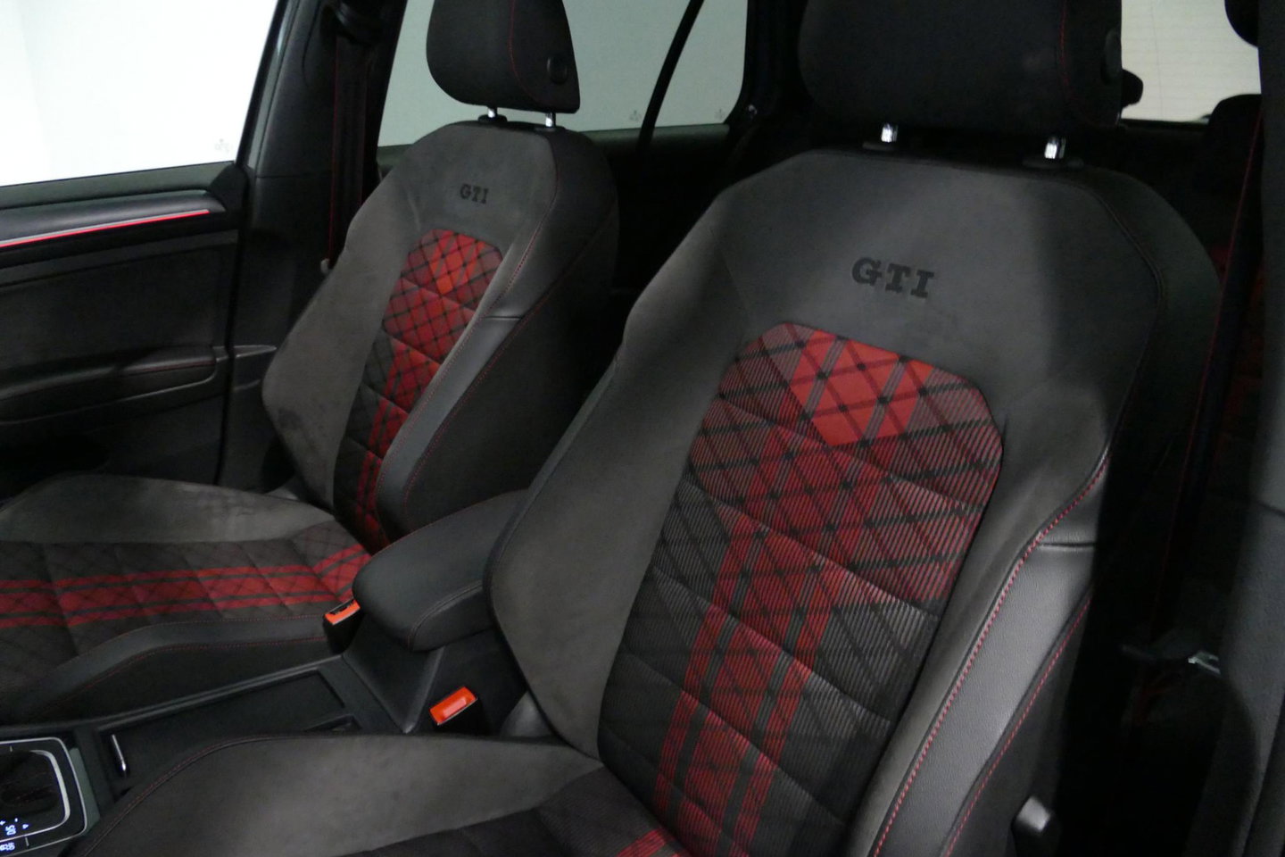 Volkswagen Golf 2.0 TSI GTI TCR / Akrapovic uitlaat / Panoramadak / Stoelverwarming / Apple Carplay - Android Auto / Ambienteverlichting / DCC / Climatronic / Adaptive Cruise Control / 18'' LMV / Digitaal instrumentenpaneel