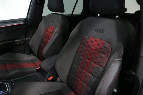 Volkswagen Golf 2.0 TSI GTI TCR / Akrapovic uitlaat / Panoramadak / Stoelverwarming / Apple Carplay - Android Auto / Ambienteverlichting / DCC / Climatronic / Adaptive Cruise Control / 18'' LMV / Digitaal instrumentenpaneel
