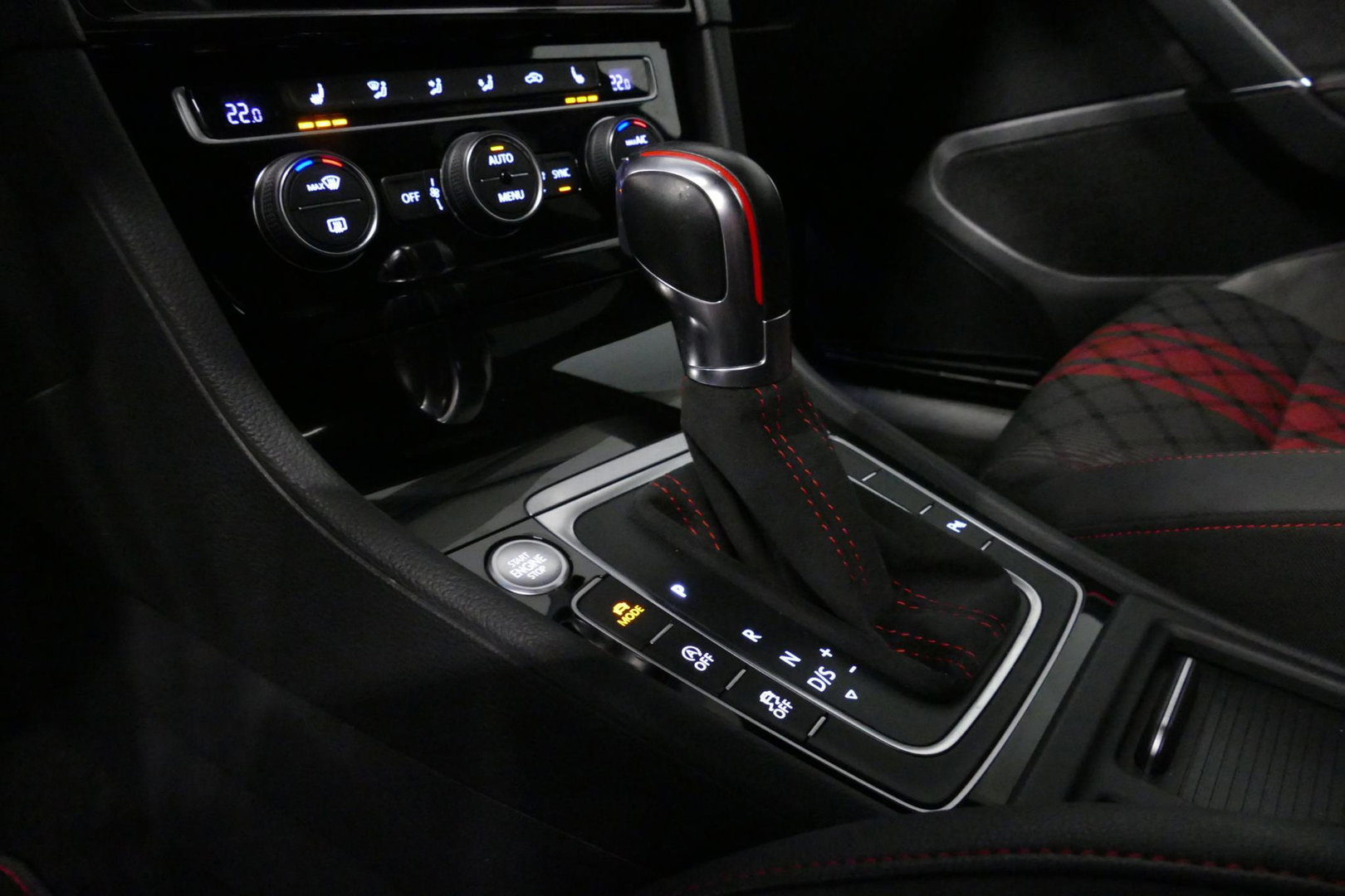 Volkswagen Golf 2.0 TSI GTI TCR / Akrapovic uitlaat / Panoramadak / Stoelverwarming / Apple Carplay - Android Auto / Ambienteverlichting / DCC / Climatronic / Adaptive Cruise Control / 18'' LMV / Digitaal instrumentenpaneel