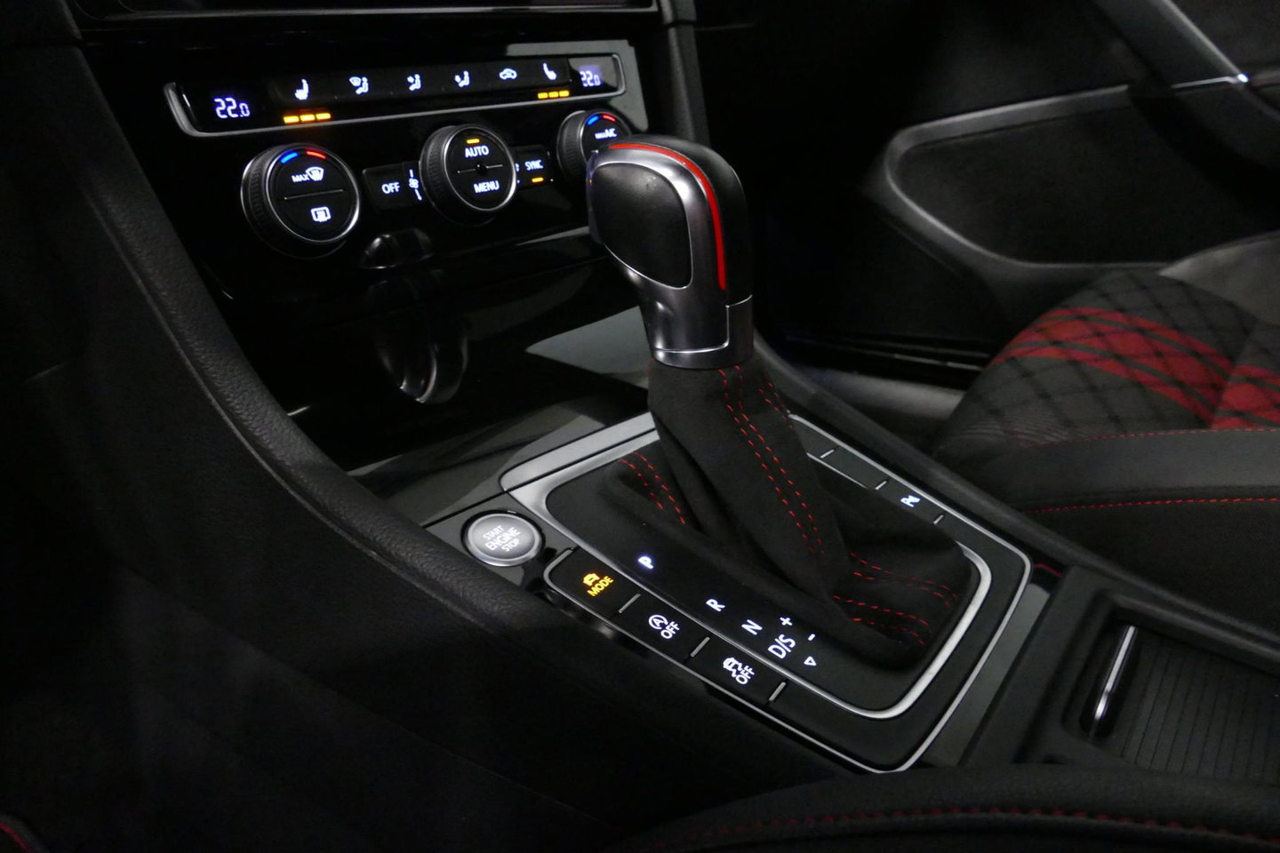 Volkswagen Golf 2.0 TSI GTI TCR / Akrapovic uitlaat / Panoramadak / Stoelverwarming / Apple Carplay - Android Auto / Ambienteverlichting / DCC / Climatronic / Adaptive Cruise Control / 18'' LMV / Digitaal instrumentenpaneel