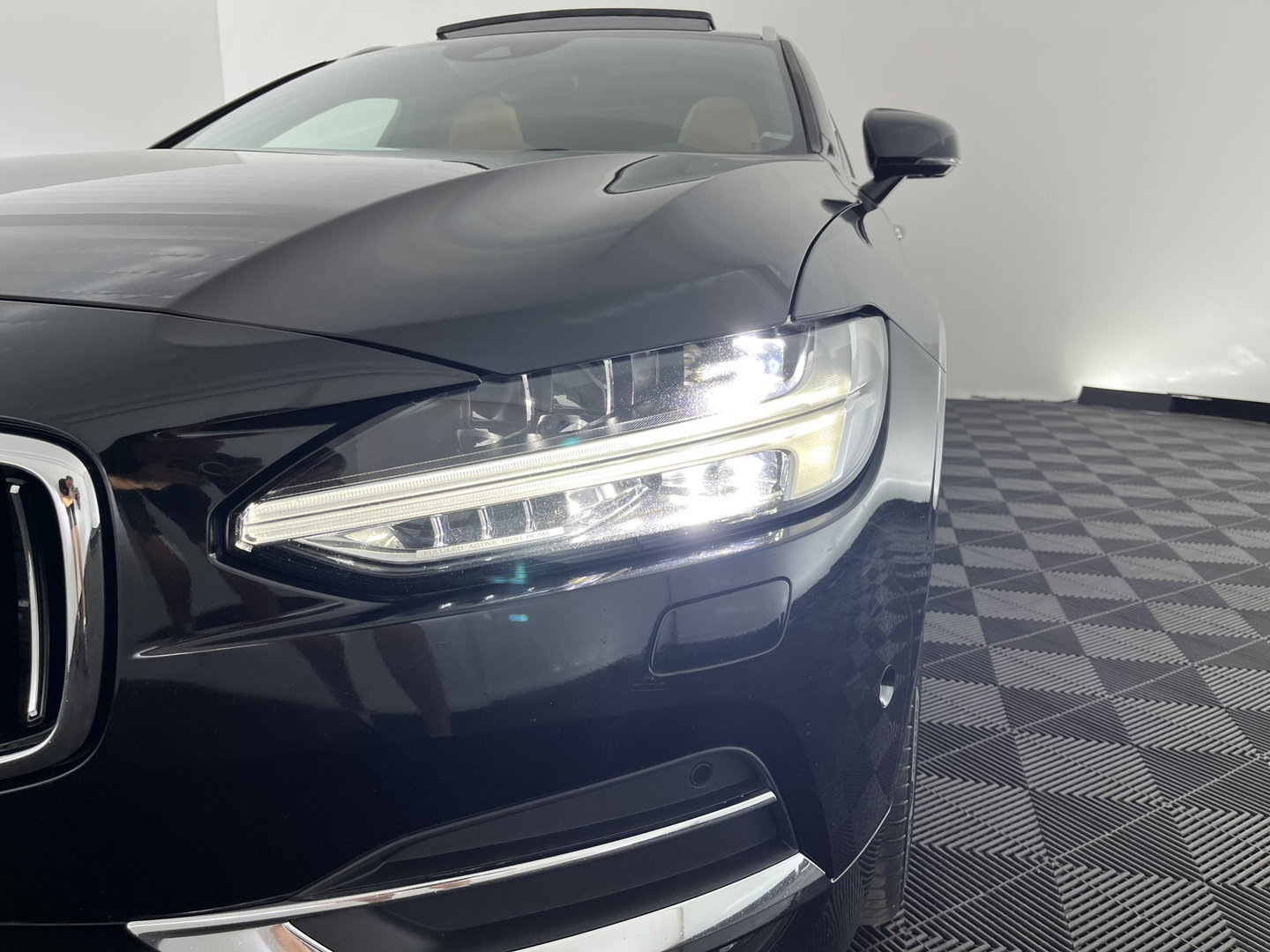 Volvo V90 2.0 D5 AWD Inscription Aut. *PANO | LEATHER | FULL-LED | BOWERS&WILKINS | MEMORY-PACK | BLIS | HEAD-UP | CAMERA | KEYLESS | DIGI-COCKPIT | NAVI-FULLMAP | PRIVACY-GLASS | HEATED/VENTILATED-SPORTSEATS | TOWBAR | 20''