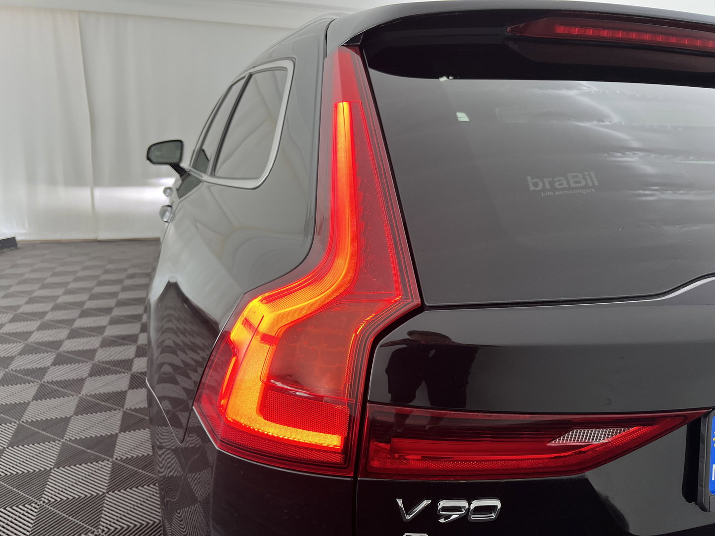 Volvo V90 2.0 D5 AWD Inscription Aut. *PANO | LEATHER | FULL-LED | BOWERS&WILKINS | MEMORY-PACK | BLIS | HEAD-UP | CAMERA | KEYLESS | DIGI-COCKPIT | NAVI-FULLMAP | PRIVACY-GLASS | HEATED/VENTILATED-SPORTSEATS | TOWBAR | 20''