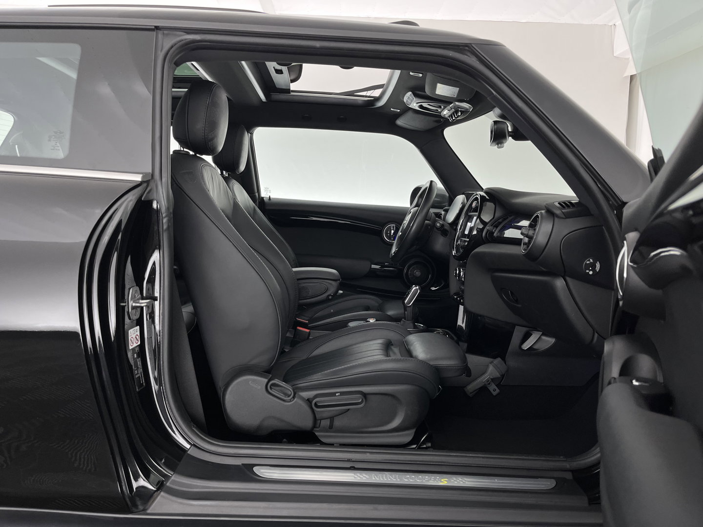 MINI Electric Yours 33 kWh [ 3-Fase-11kW ] {SoH-97%} (INCL-BTW) Aut. *HEATPUMP | PANO | LEATHER | DIGI-COCKPIT | HEAD-UP | FULL-LED | NAVI-FULLMAP | HEATED-SPORTSEATS | DAB | CRUISE | HARMAN/KARDON | CAMERA | KEYLESS | AMBIENTLIGHT | 17"ALU*