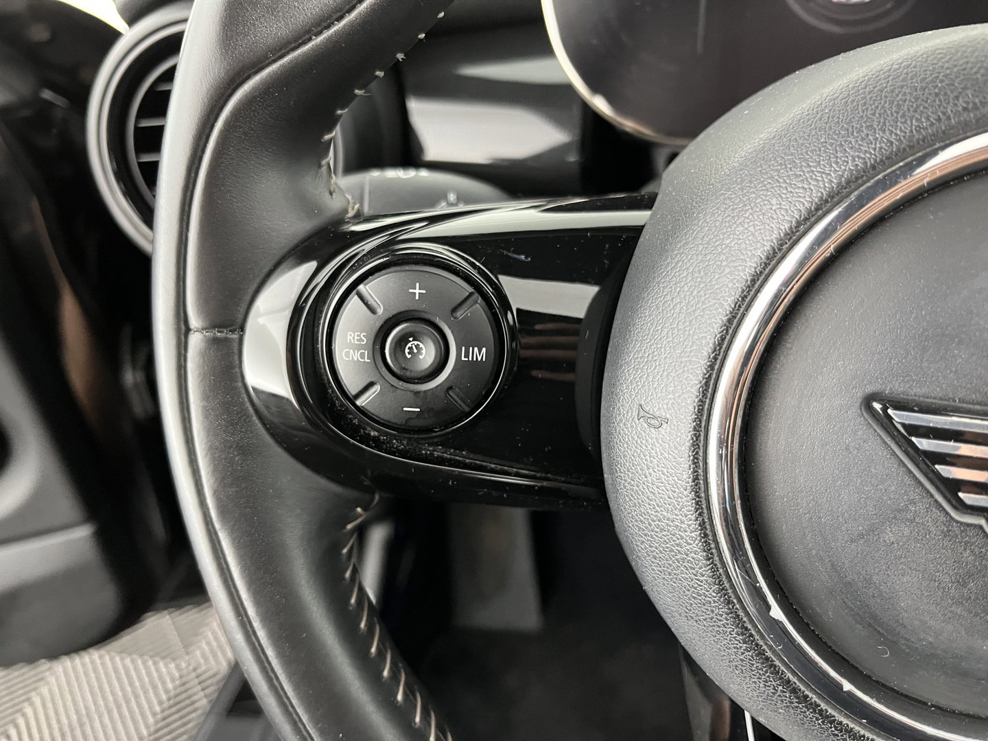 MINI Electric Yours 33 kWh [ 3-Fase-11kW ] {SoH-97%} (INCL-BTW) Aut. *HEATPUMP | PANO | LEATHER | DIGI-COCKPIT | HEAD-UP | FULL-LED | NAVI-FULLMAP | HEATED-SPORTSEATS | DAB | CRUISE | HARMAN/KARDON | CAMERA | KEYLESS | AMBIENTLIGHT | 17"ALU*