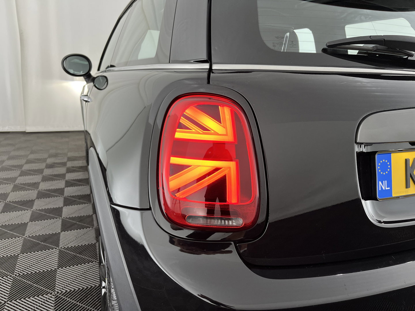 MINI Electric Yours 33 kWh [ 3-Fase-11kW ] {SoH-97%} (INCL-BTW) Aut. *HEATPUMP | PANO | LEATHER | DIGI-COCKPIT | HEAD-UP | FULL-LED | NAVI-FULLMAP | HEATED-SPORTSEATS | DAB | CRUISE | HARMAN/KARDON | CAMERA | KEYLESS | AMBIENTLIGHT | 17"ALU*