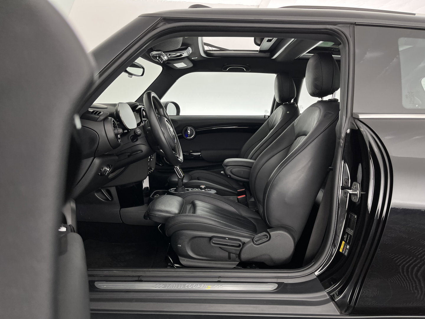 MINI Electric Yours 33 kWh [ 3-Fase-11kW ] {SoH-97%} (INCL-BTW) Aut. *HEATPUMP | PANO | LEATHER | DIGI-COCKPIT | HEAD-UP | FULL-LED | NAVI-FULLMAP | HEATED-SPORTSEATS | DAB | CRUISE | HARMAN/KARDON | CAMERA | KEYLESS | AMBIENTLIGHT | 17"ALU*