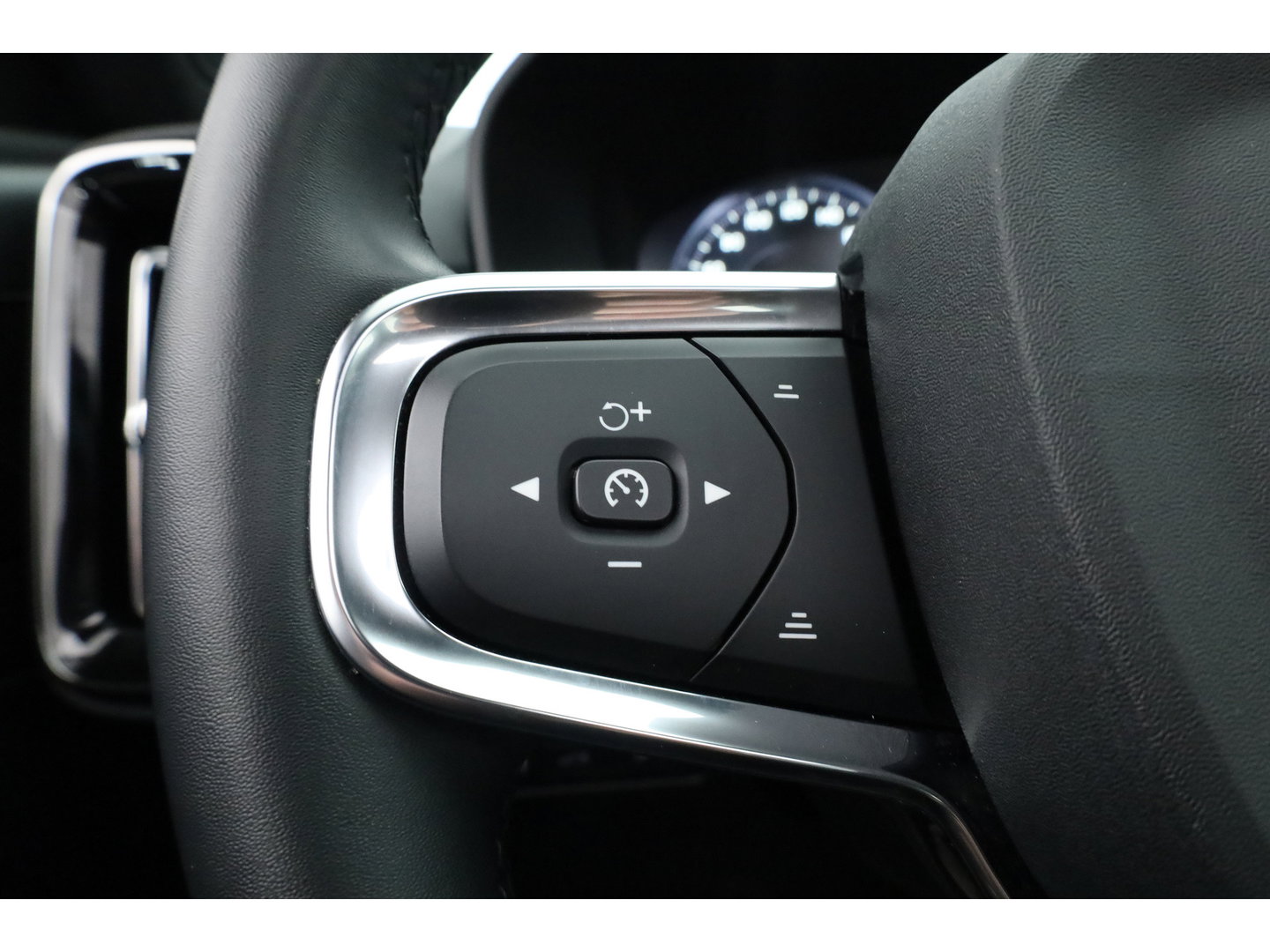 Volvo XC40 1.5 T5 Recharge R-Design | Pano | H&K audio | Trekhaak | Elek bes.Stoel | Stoel & stuurverwarming |