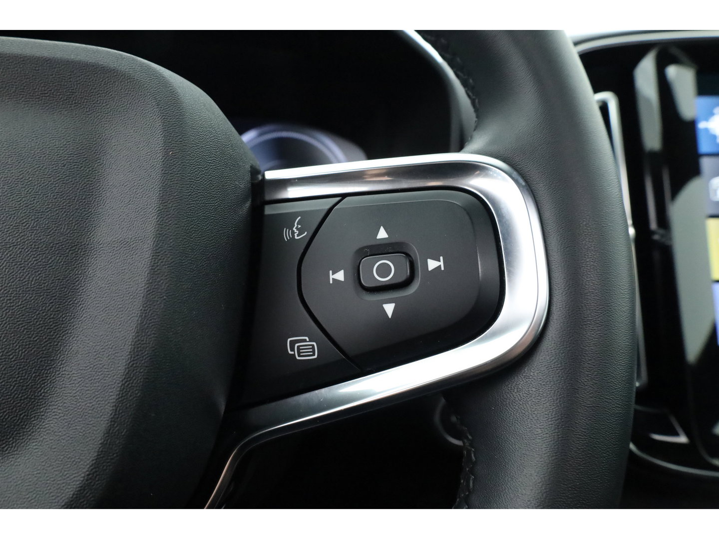 Volvo XC40 1.5 T5 Recharge R-Design | Pano | H&K audio | Trekhaak | Elek bes.Stoel | Stoel & stuurverwarming |