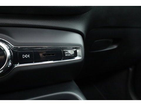 Volvo XC40 1.5 T5 Recharge R-Design | Pano | H&K audio | Trekhaak | Elek bes.Stoel | Stoel & stuurverwarming |