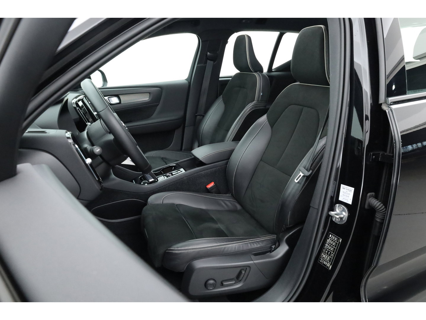 Volvo XC40 1.5 T5 Recharge R-Design | Pano | H&K audio | Trekhaak | Elek bes.Stoel | Stoel & stuurverwarming |