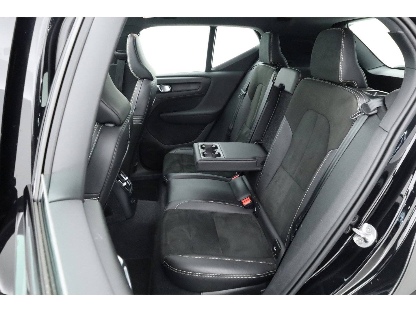 Volvo XC40 1.5 T5 Recharge R-Design | Pano | H&K audio | Trekhaak | Elek bes.Stoel | Stoel & stuurverwarming |