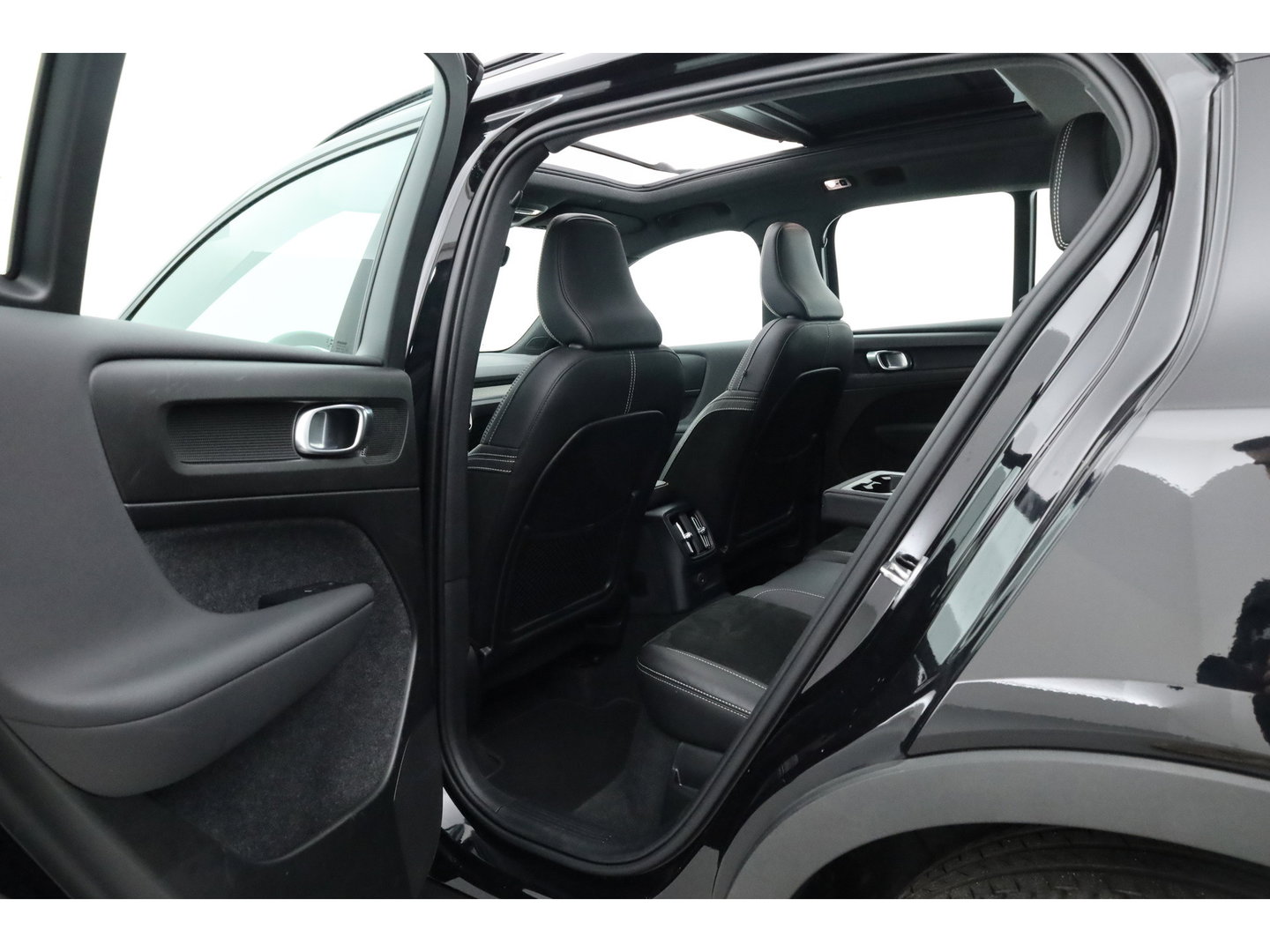 Volvo XC40 1.5 T5 Recharge R-Design | Pano | H&K audio | Trekhaak | Elek bes.Stoel | Stoel & stuurverwarming |