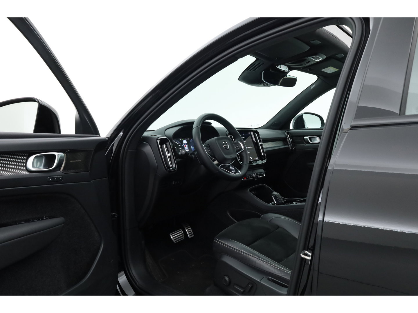 Volvo XC40 1.5 T5 Recharge R-Design | Pano | H&K audio | Trekhaak | Elek bes.Stoel | Stoel & stuurverwarming |