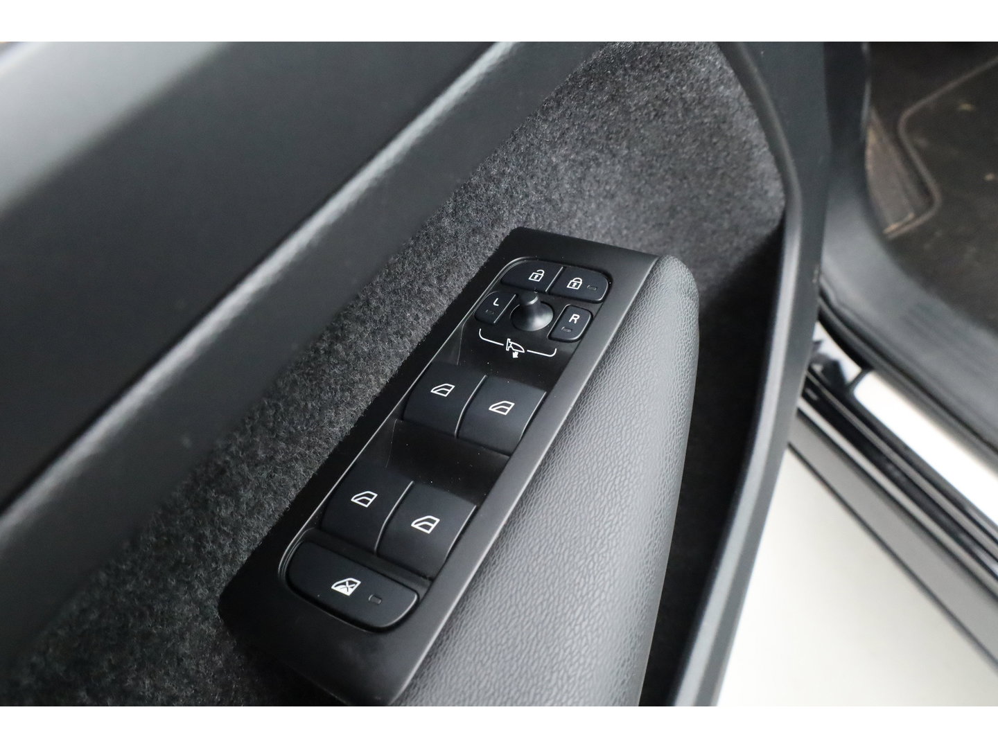 Volvo XC40 1.5 T5 Recharge R-Design | Pano | H&K audio | Trekhaak | Elek bes.Stoel | Stoel & stuurverwarming |