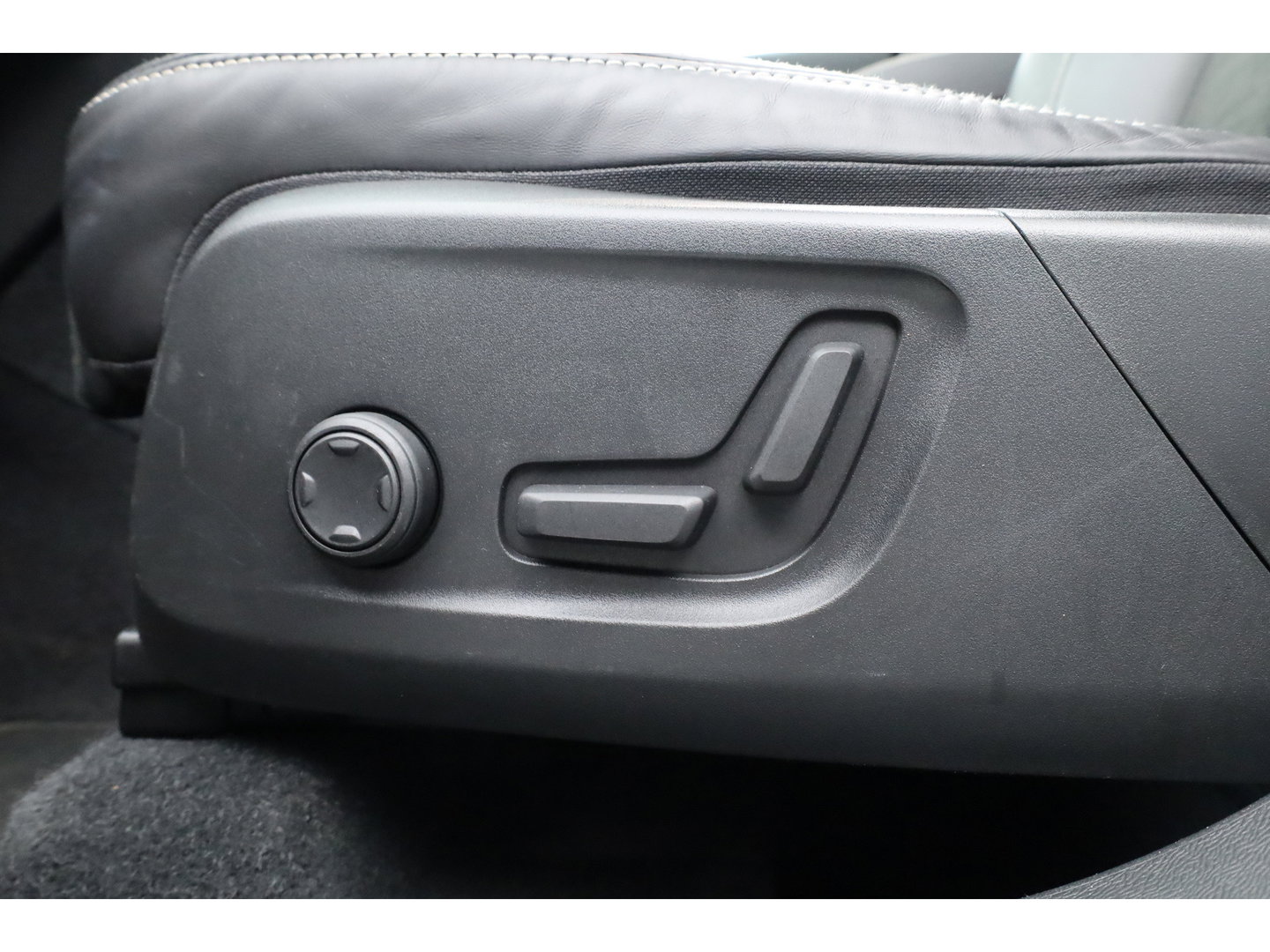 Volvo XC40 1.5 T5 Recharge R-Design | Pano | H&K audio | Trekhaak | Elek bes.Stoel | Stoel & stuurverwarming |