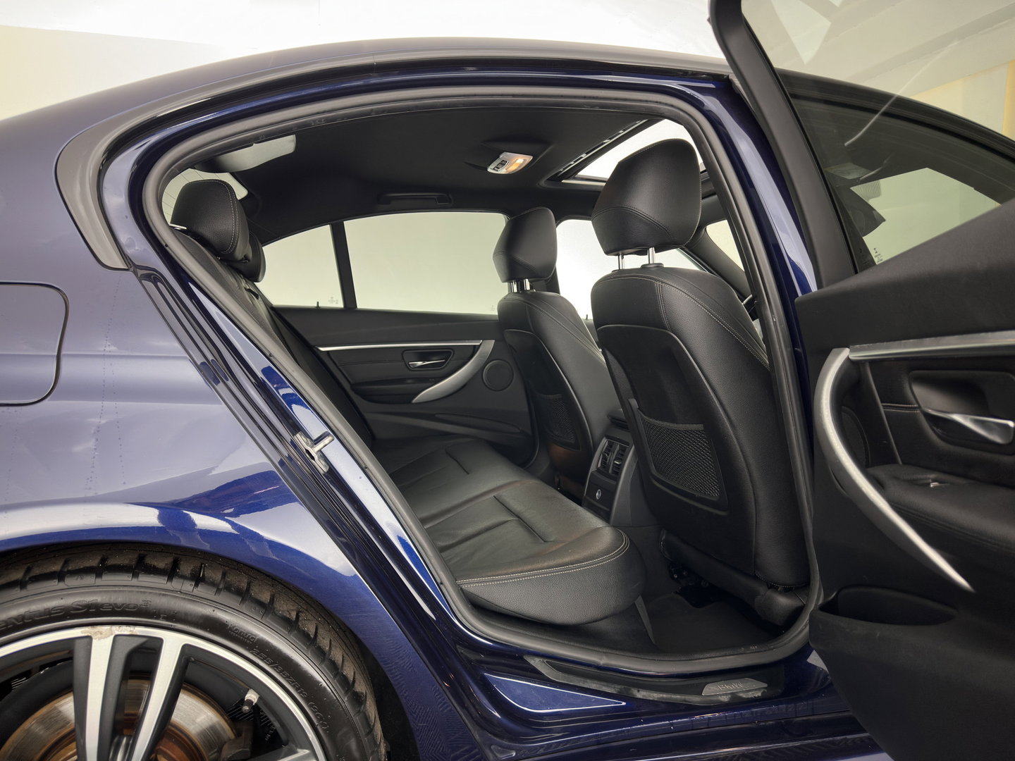 BMW 3-serie 330e M-Sportpack Centennial High Executive (Plug-In) Aut. *PANO | LEATHER | FULL-LED | HEATED-SPORTSEATS | HIFI-SOUND | CAMERA | NAVI-FULLMAP | PRVACY-GLASS | SHIFTPADDLES | HEAD-UP | ECC | PDC | CRUISE | 19''ALU*
