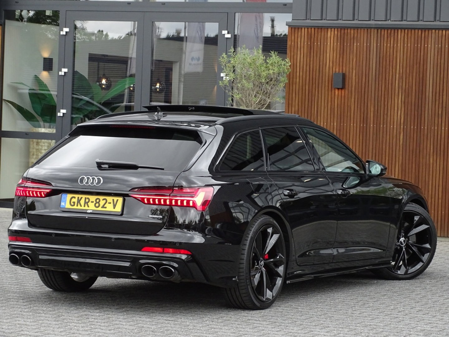 Audi A6 Avant 55 TFSI e 367PK Quattro / S6 Edition / Competition / LED