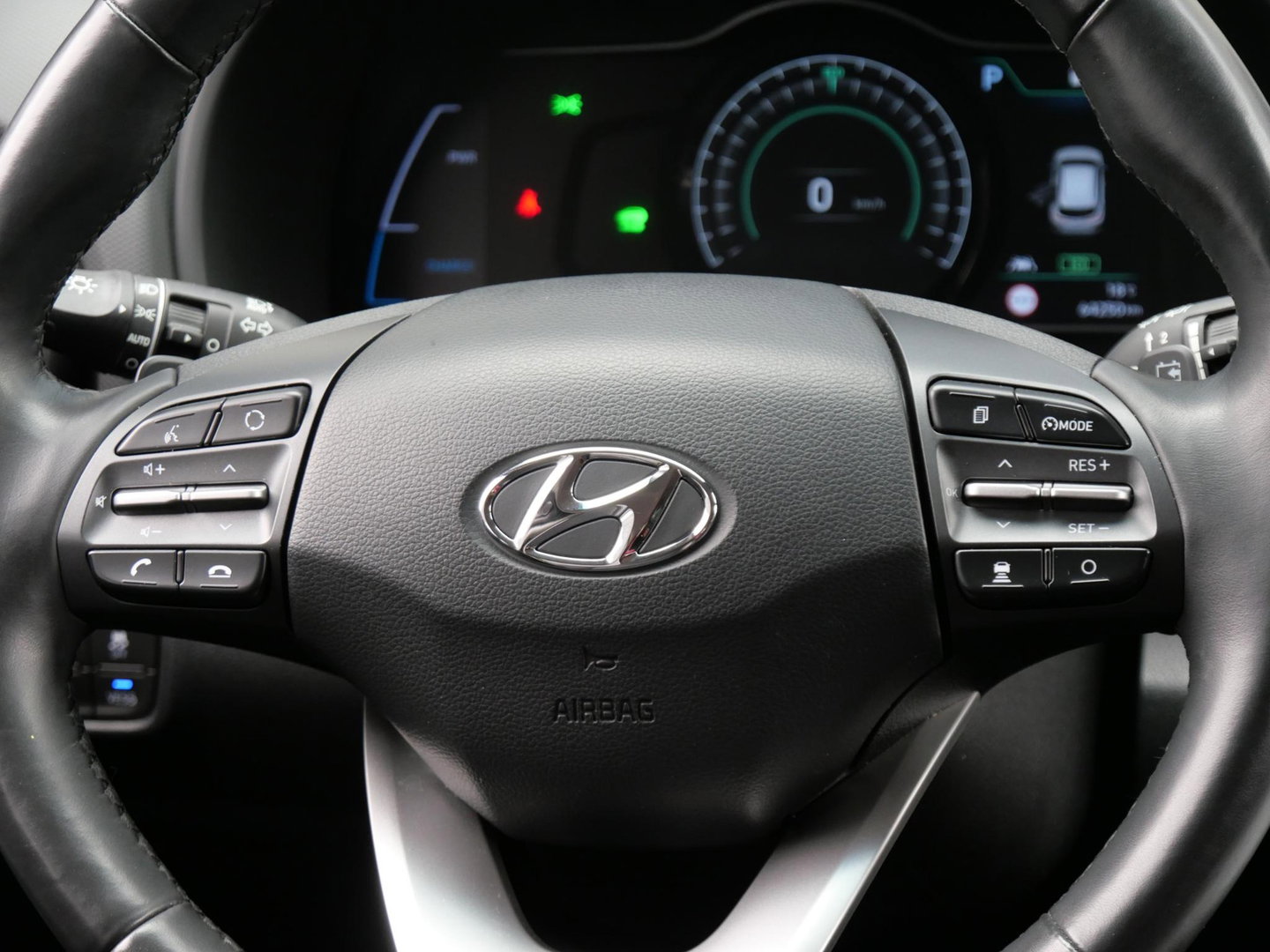 Hyundai KONA EV 64kWh PREMIUM/ LEER/ ELEKT. STOELEN/ WARMTEPOMP / SOH 100%
