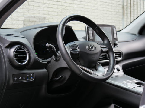 Hyundai KONA EV 64kWh PREMIUM/ LEER/ ELEKT. STOELEN/ WARMTEPOMP / SOH 100%