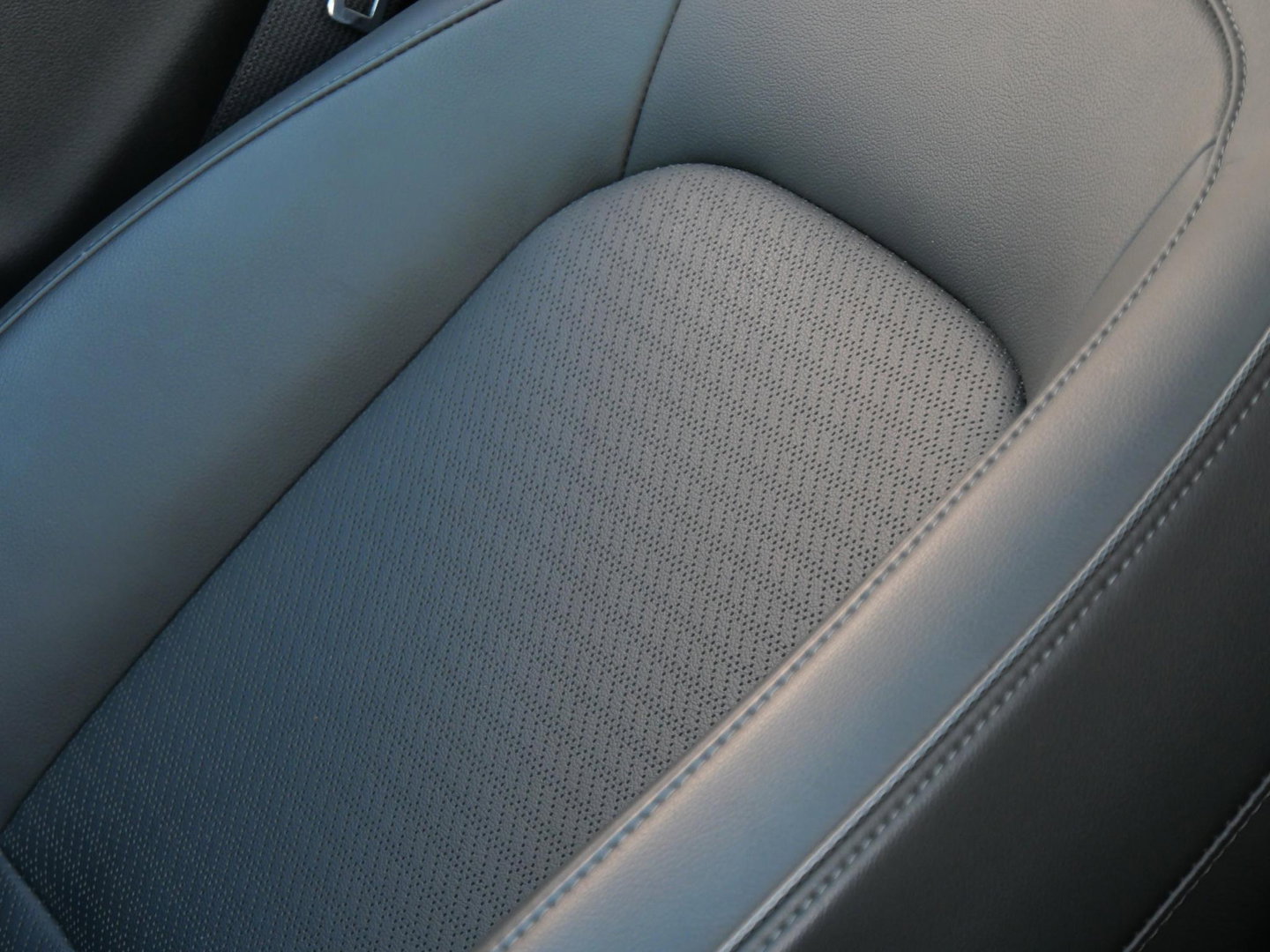 Hyundai KONA EV 64kWh PREMIUM/ LEER/ ELEKT. STOELEN/ WARMTEPOMP / SOH 100%