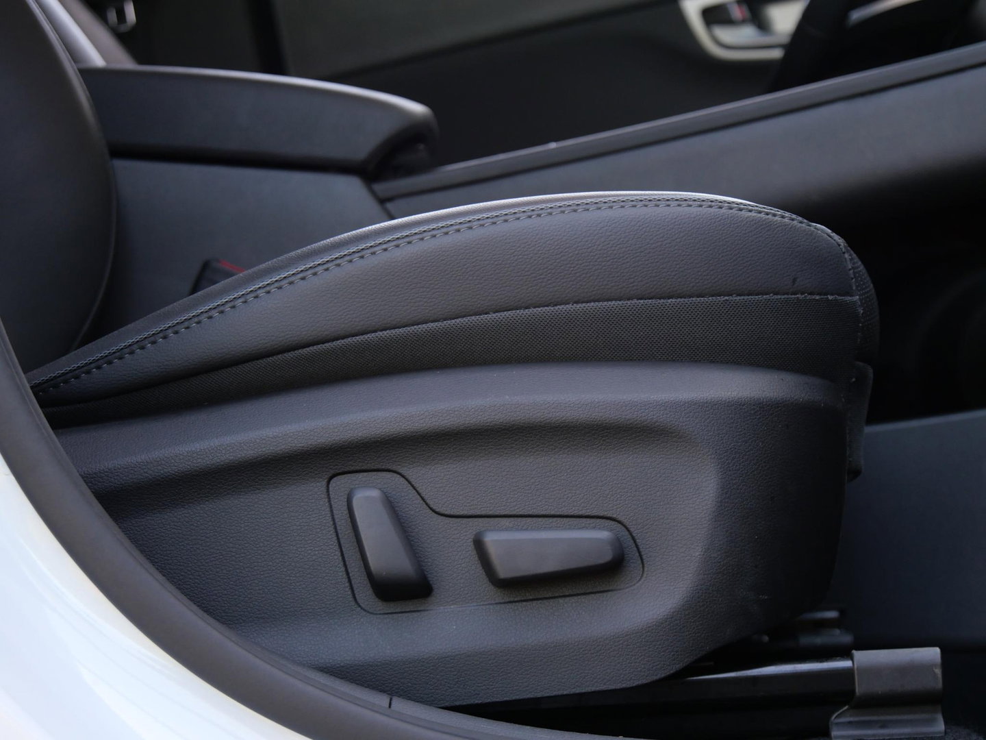 Hyundai KONA EV 64kWh PREMIUM/ LEER/ ELEKT. STOELEN/ WARMTEPOMP / SOH 100%