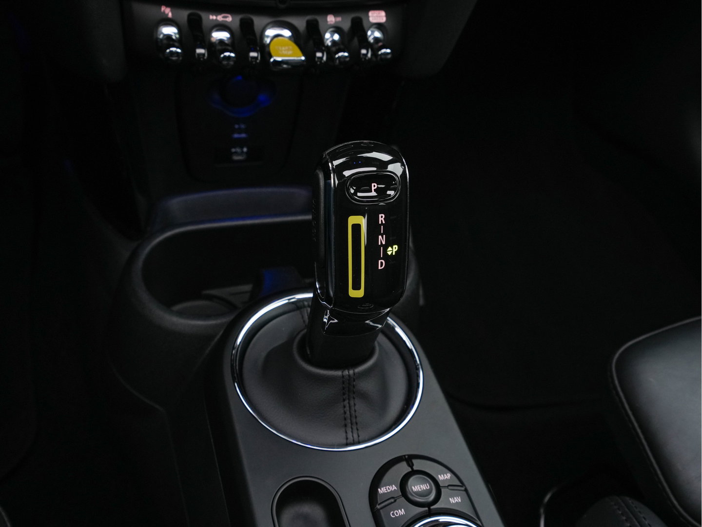 MINI Electric Yours 33 kWh [ 3-Fase-11kW ] {SoH-97%} (INCL-BTW) Aut. *HEATPUMP | PANO | LEATHER | DIGI-COCKPIT | HEAD-UP | FULL-LED | NAVI-FULLMAP | HEATED-SPORTSEATS | DAB | CRUISE | HARMAN/KARDON | CAMERA | KEYLESS | AMBIENTLIGHT | 17"ALU*
