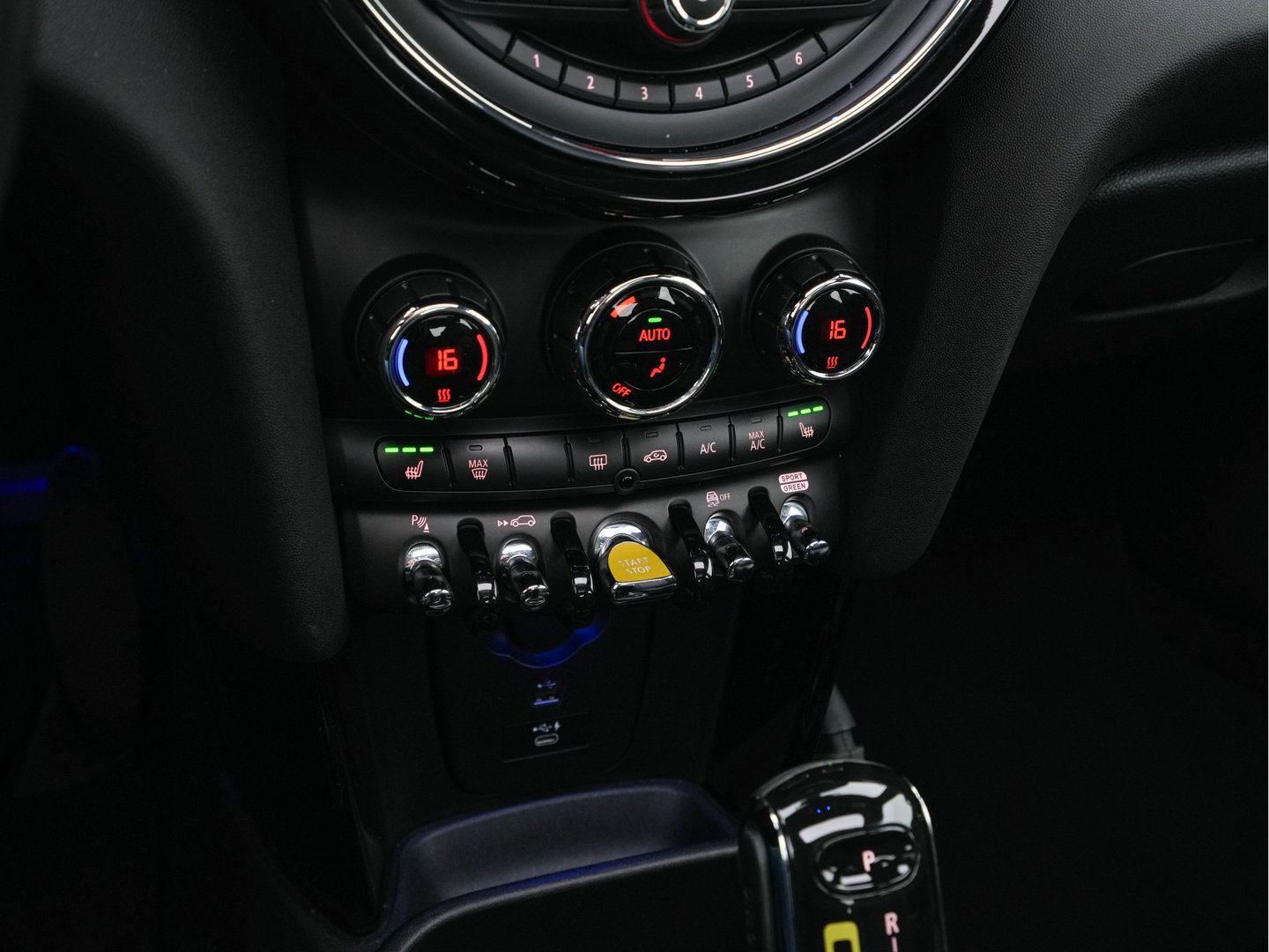 MINI Electric Yours 33 kWh [ 3-Fase-11kW ] {SoH-97%} (INCL-BTW) Aut. *HEATPUMP | PANO | LEATHER | DIGI-COCKPIT | HEAD-UP | FULL-LED | NAVI-FULLMAP | HEATED-SPORTSEATS | DAB | CRUISE | HARMAN/KARDON | CAMERA | KEYLESS | AMBIENTLIGHT | 17"ALU*
