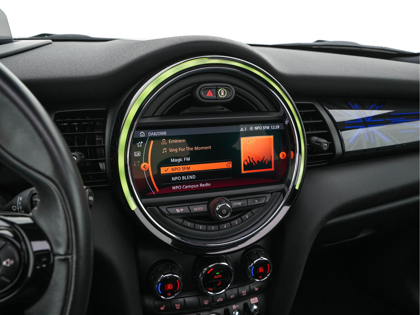 MINI Electric Yours 33 kWh [ 3-Fase-11kW ] {SoH-97%} (INCL-BTW) Aut. *HEATPUMP | PANO | LEATHER | DIGI-COCKPIT | HEAD-UP | FULL-LED | NAVI-FULLMAP | HEATED-SPORTSEATS | DAB | CRUISE | HARMAN/KARDON | CAMERA | KEYLESS | AMBIENTLIGHT | 17"ALU*